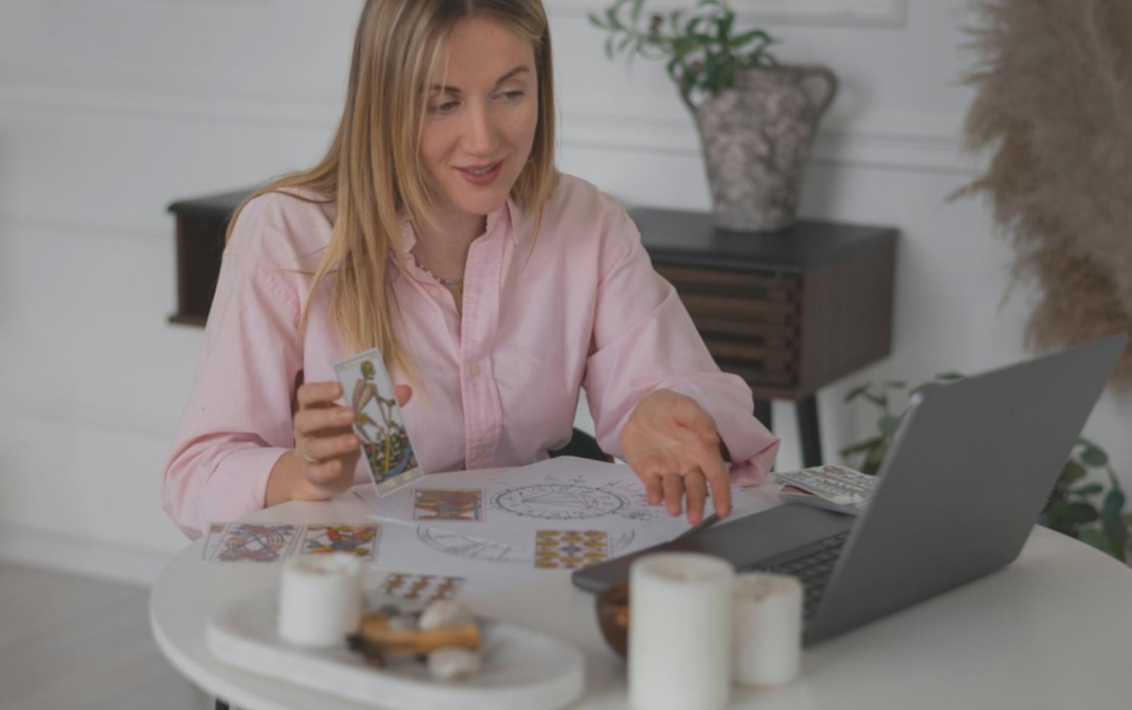 Участники интенсивного обучающего курса работают в команде над проектом